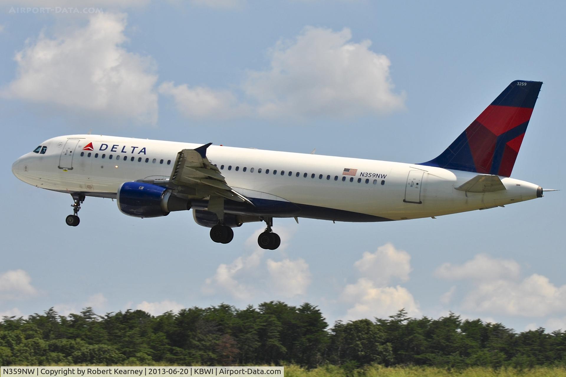 N359NW, 1998 Airbus A320-212 C/N 846, On short finals for r/w 33L