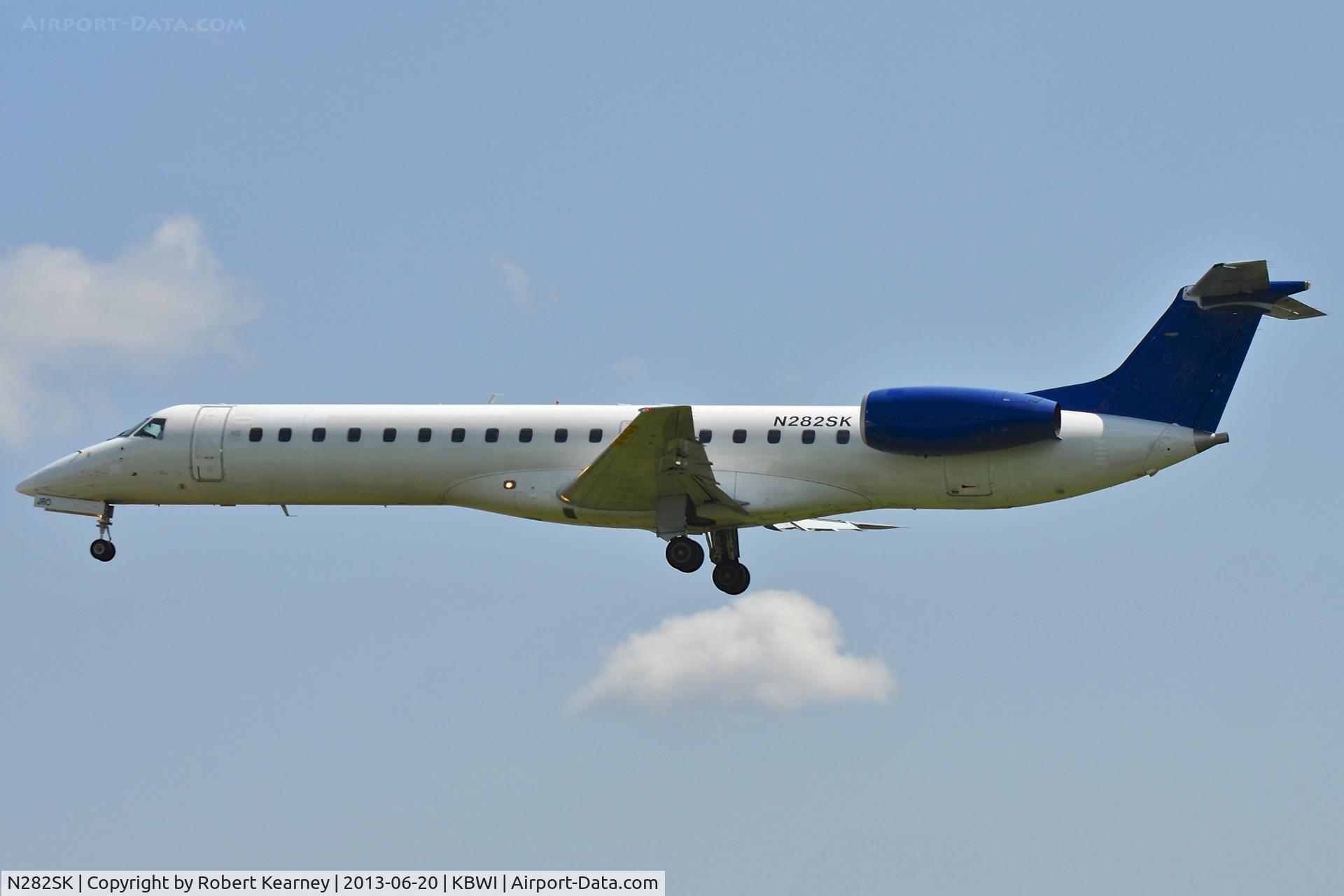 N282SK, 2001 Embraer ERJ-145LR (EMB-145LR) C/N 145409, On short finals for r/w 33L