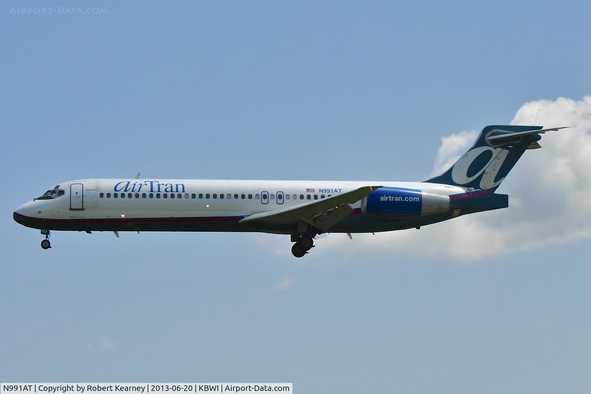 N991AT, 2002 Boeing 717-200 C/N 55135, On short finals for r/w 33L