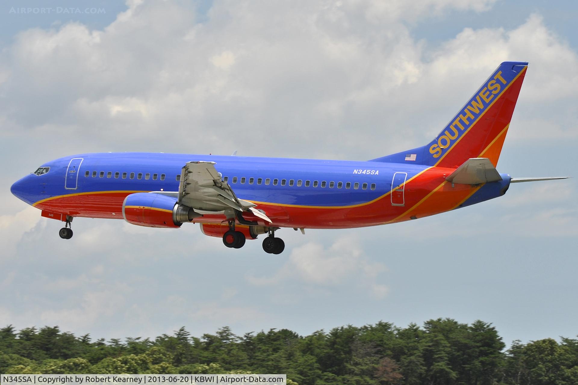 N345SA, 1987 Boeing 737-3K2 C/N 23786, On short finals for r/w 33L