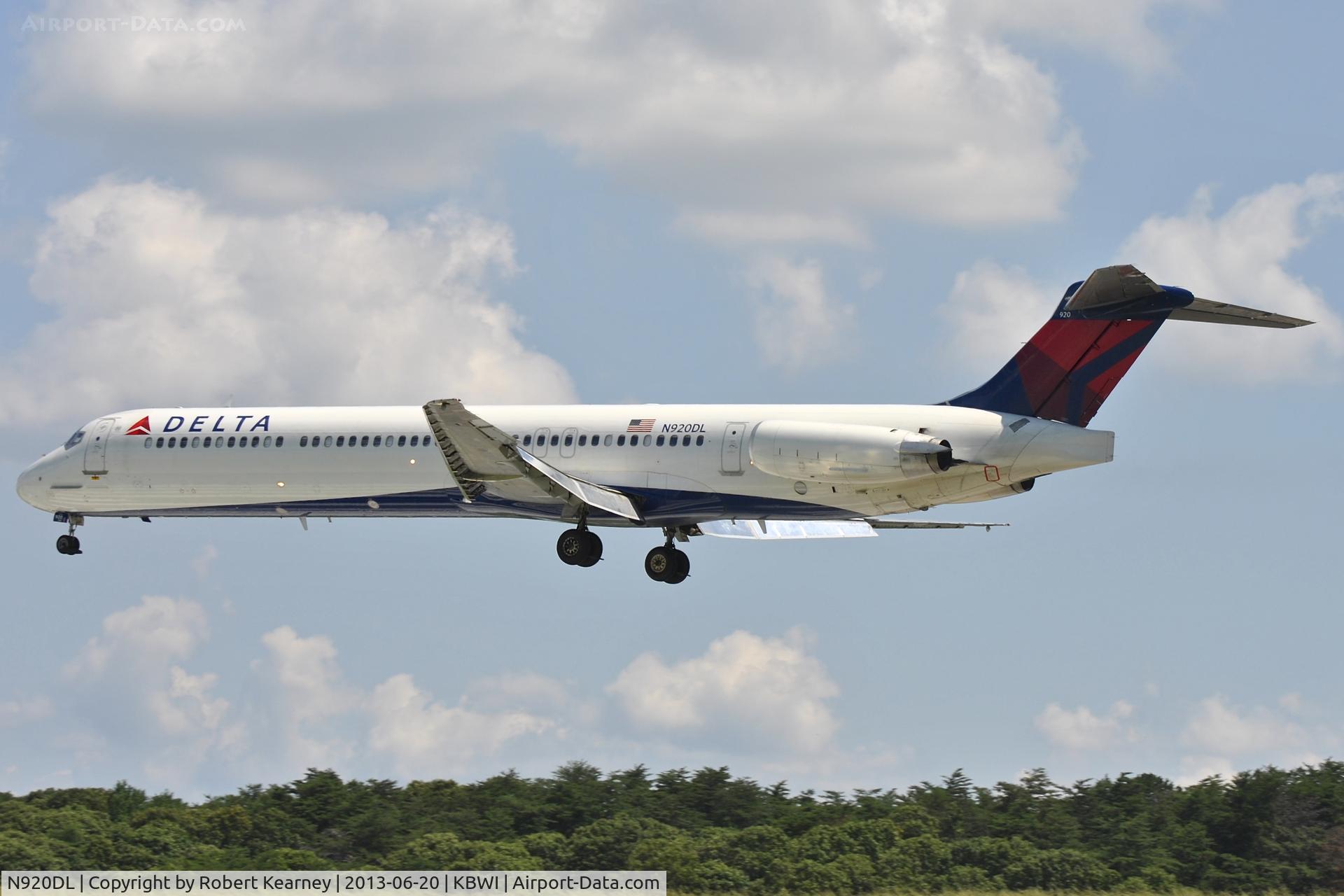 N920DL, 1988 McDonnell Douglas MD-88 C/N 49644, On short finals for r/w 33L