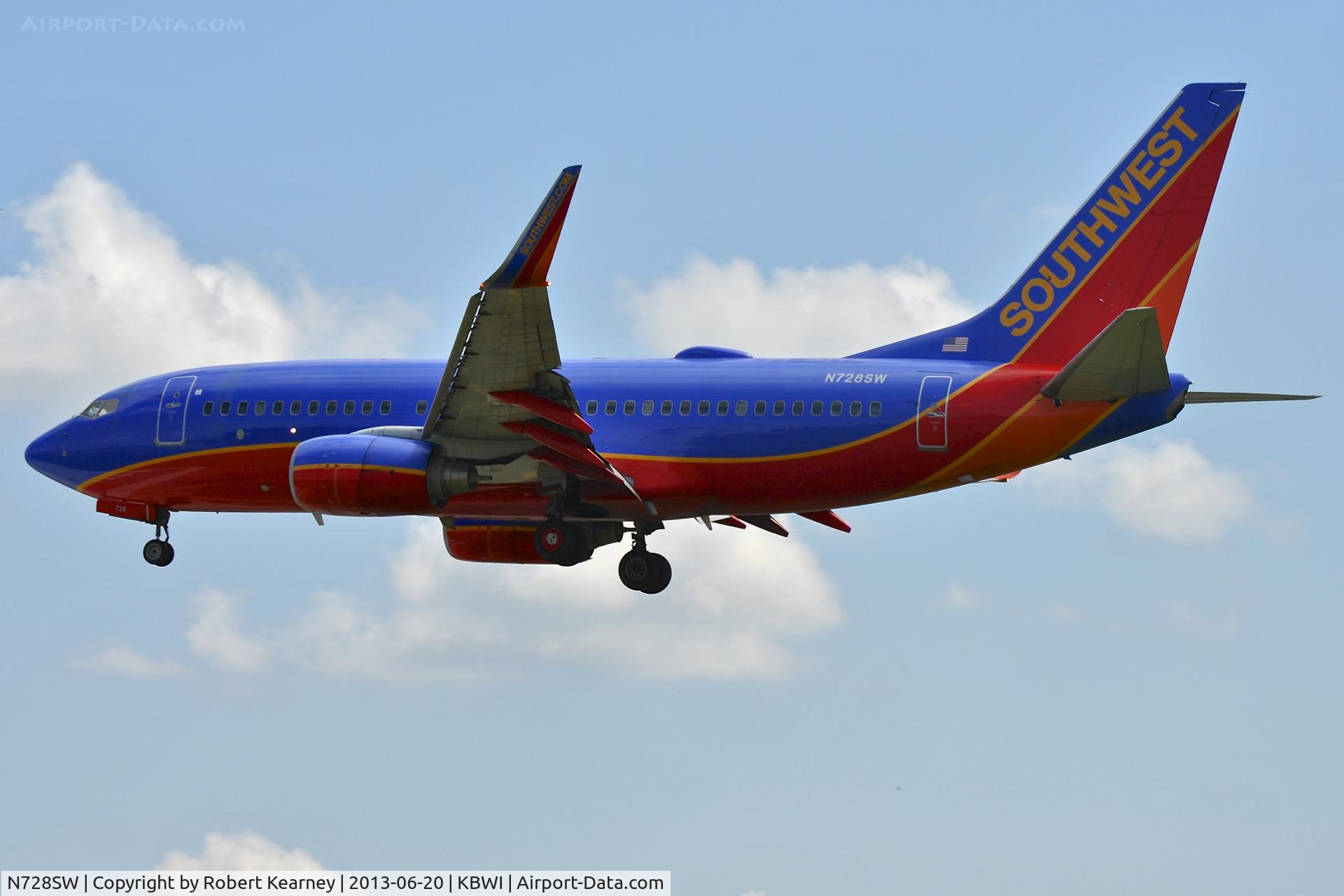 N728SW, 1999 Boeing 737-7H4 C/N 27860, On short finals for r/w 33L
