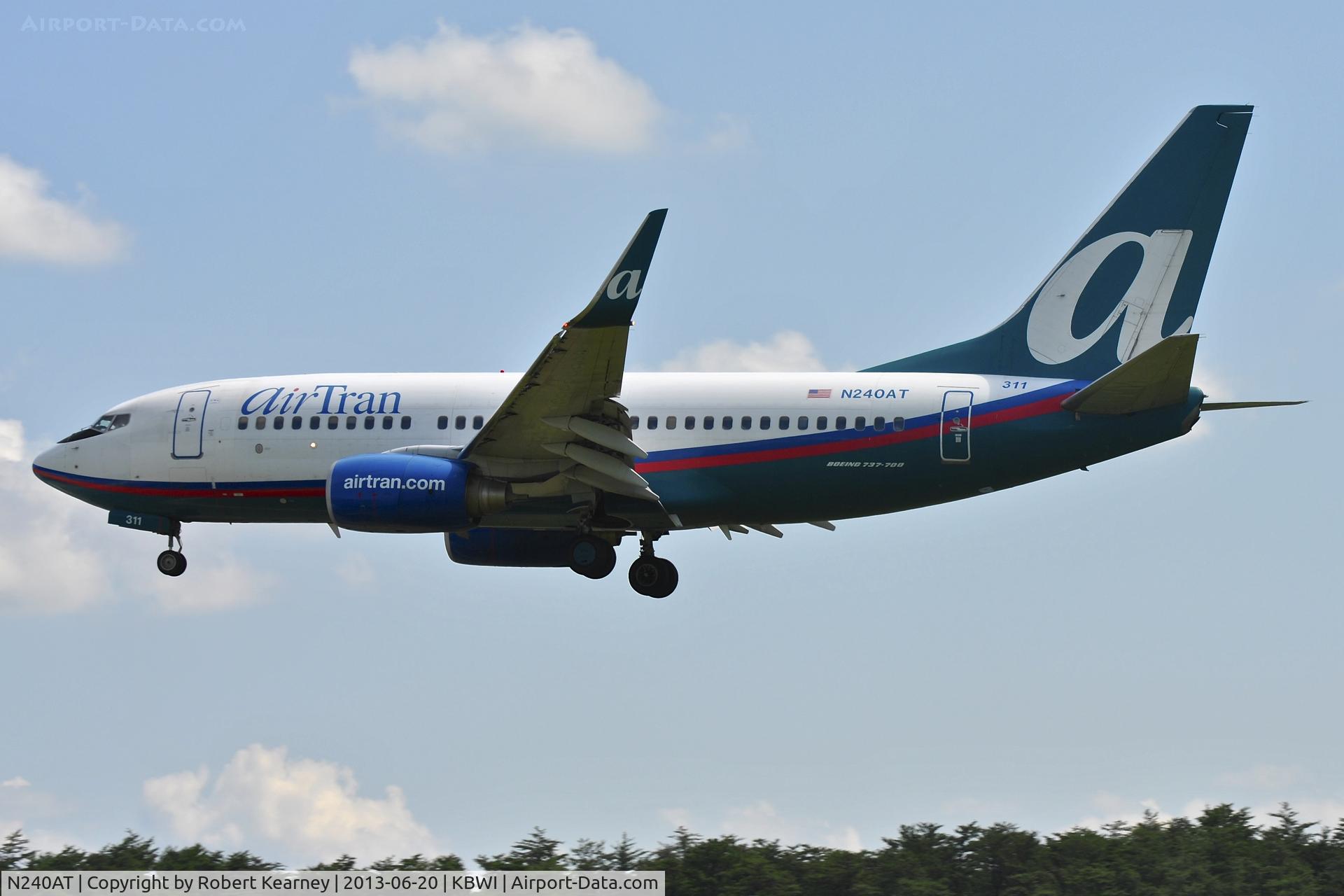N240AT, 2005 Boeing 737-76N C/N 32657, On short finals for r/w 33L