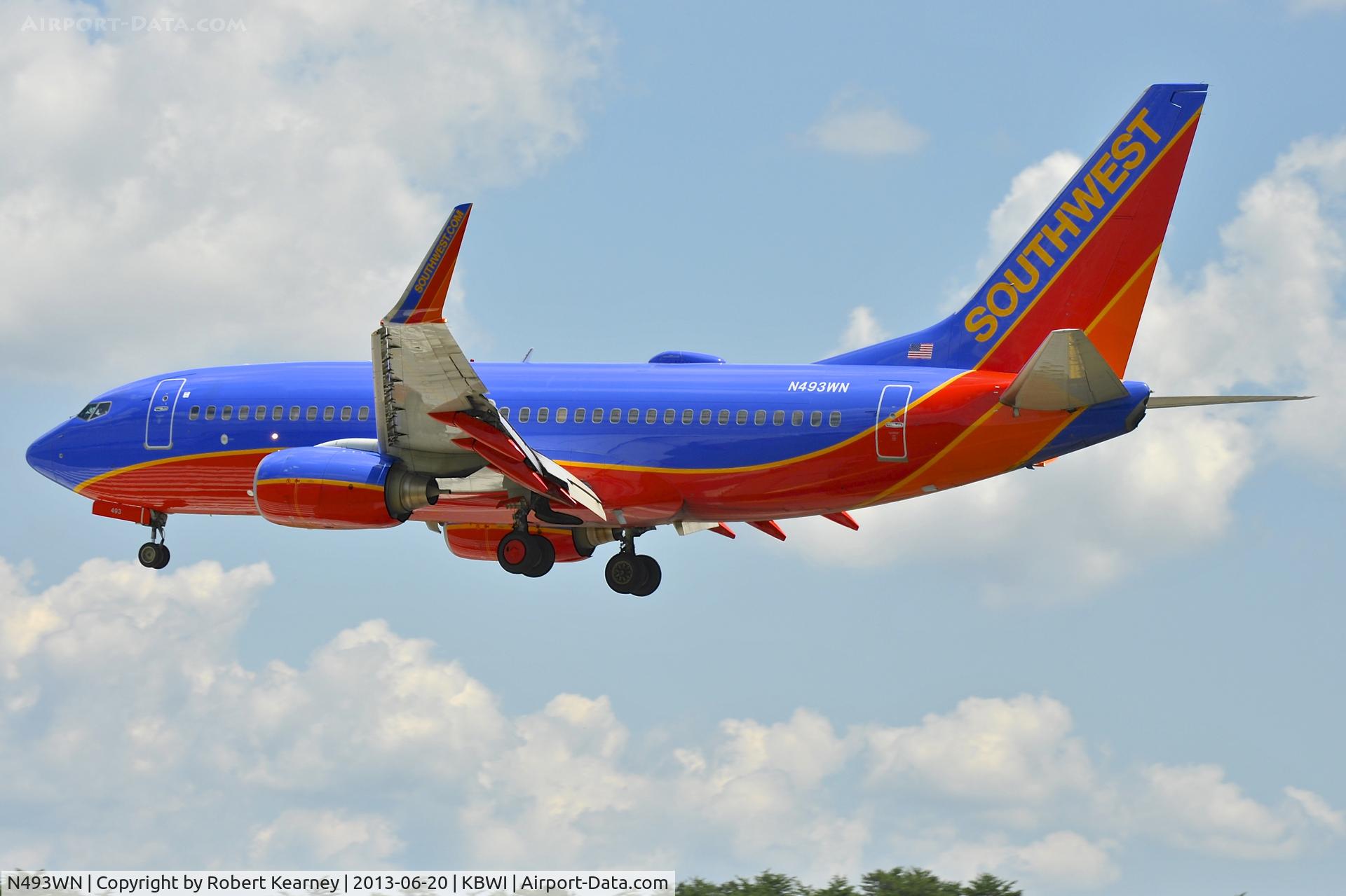 N493WN, 2004 Boeing 737-7H4 C/N 32477, On short finals for r/w 33L