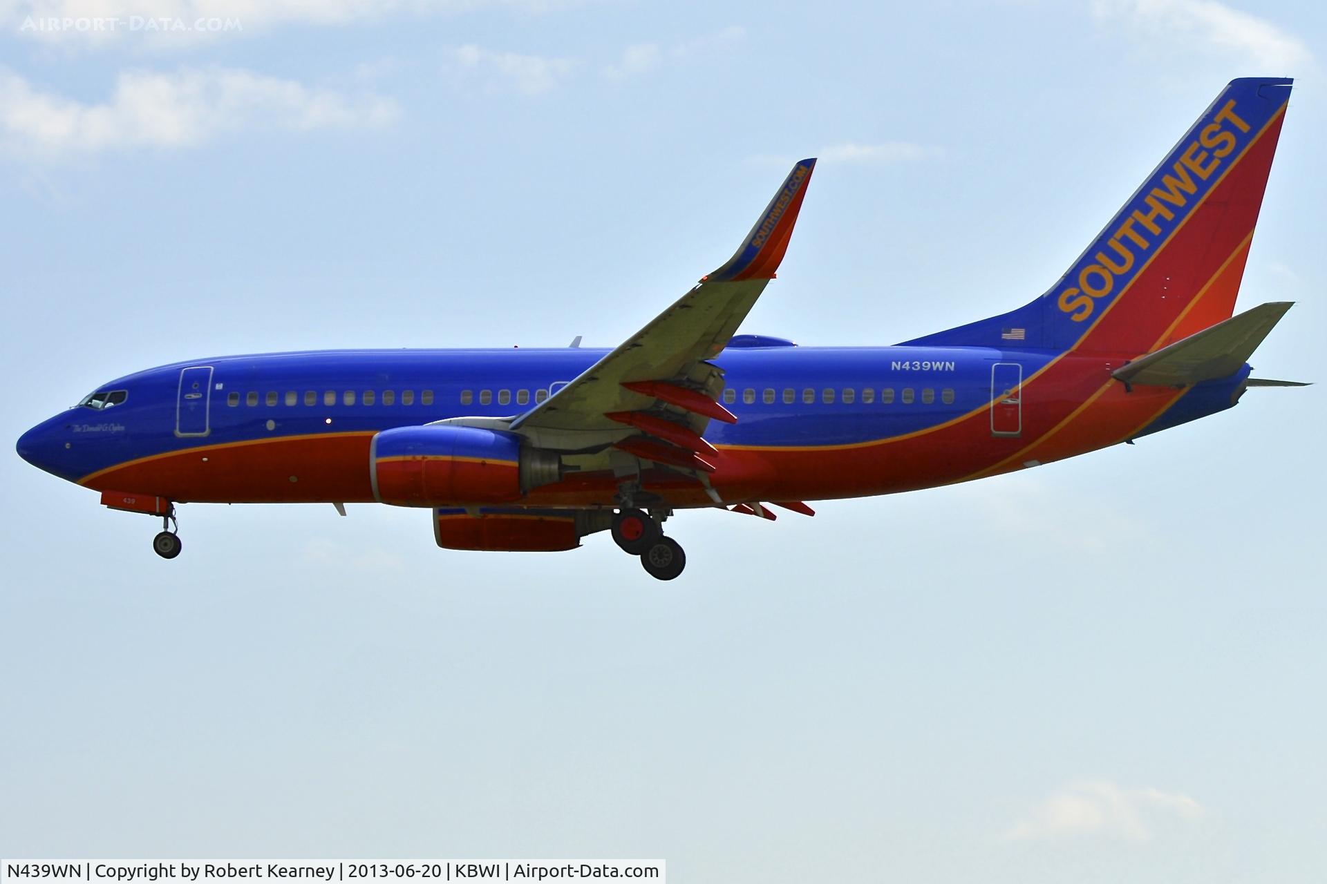 N439WN, 2003 Boeing 737-7H4 C/N 29834, On short finals for r/w 33L
