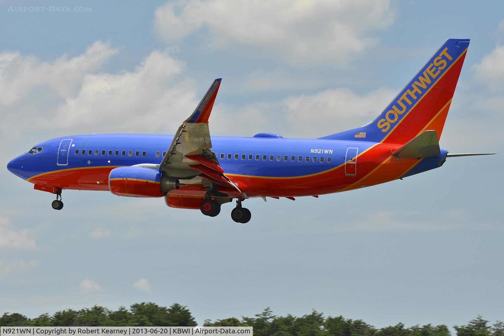 N921WN, 2008 Boeing 737-7H4 C/N 36626, On short finals for r/w 33L