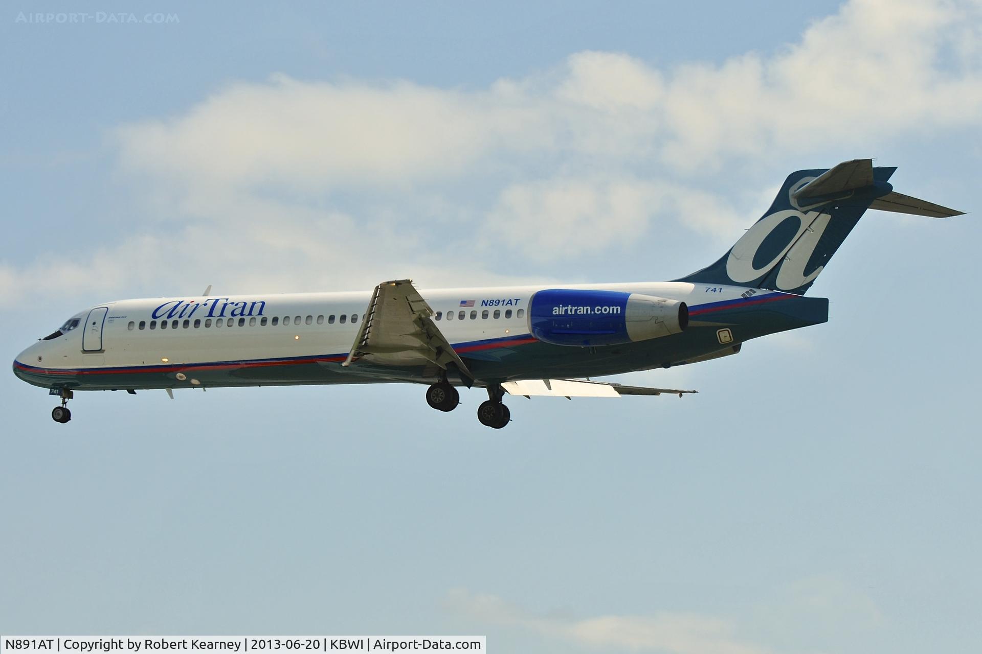 N891AT, 2004 Boeing 717-200 C/N 55043, On short finals for r/w 33L