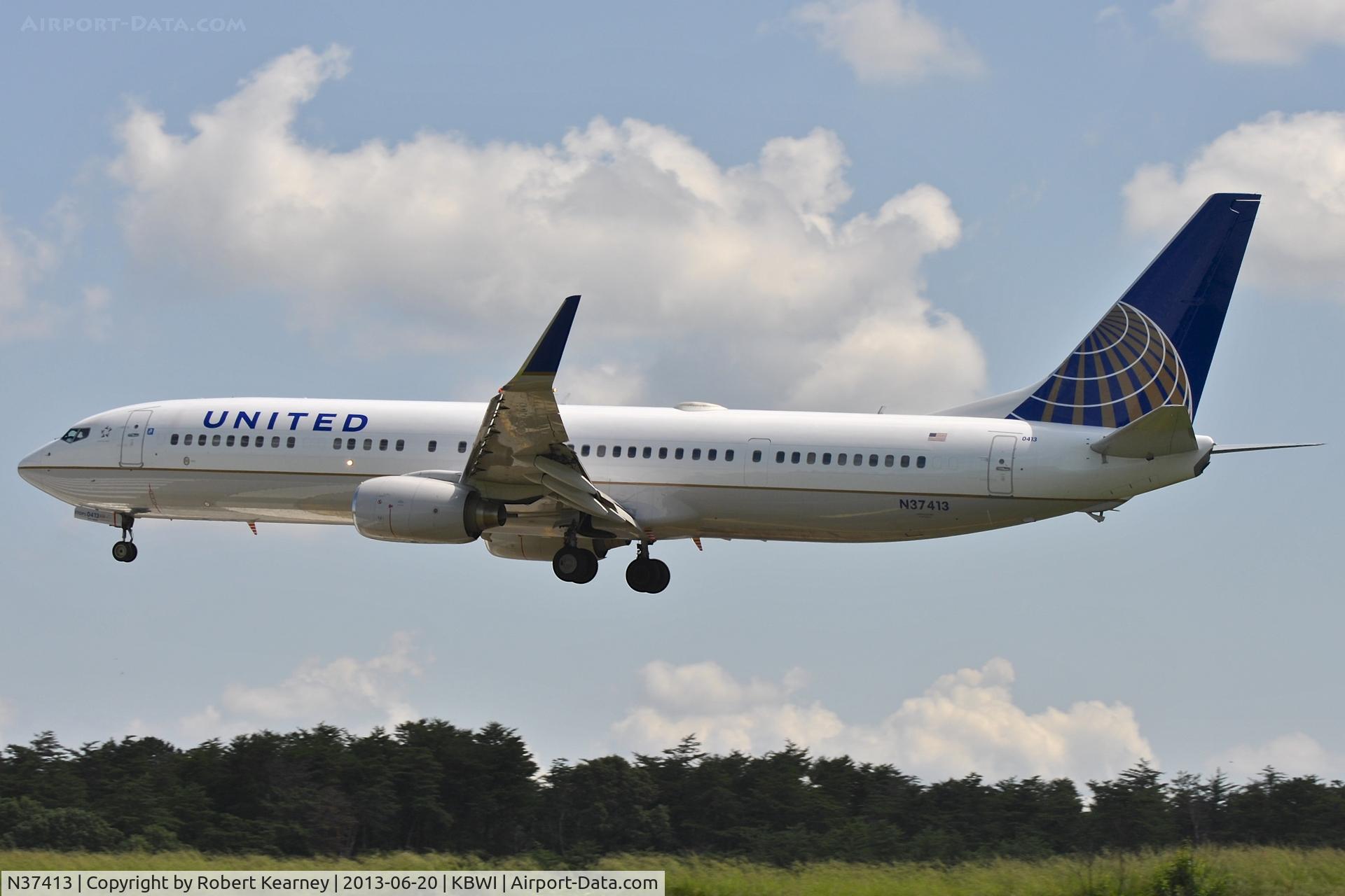 N37413, 2008 Boeing 737-924/ER C/N 31664, On short finals for r/w 33L