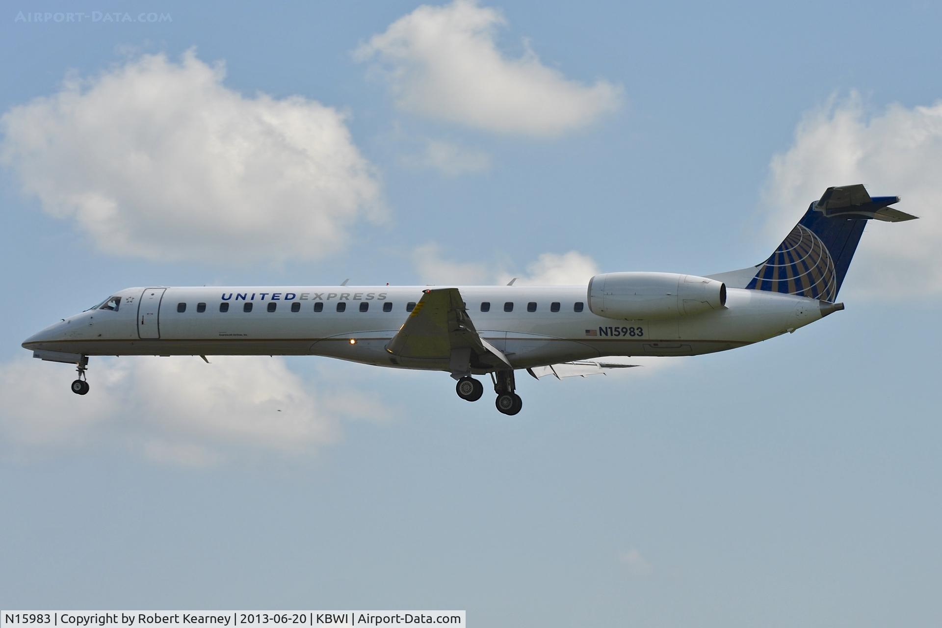 N15983, 2000 Embraer ERJ-145LR (EMB-145LR) C/N 145239, On short finals for r/w 33L