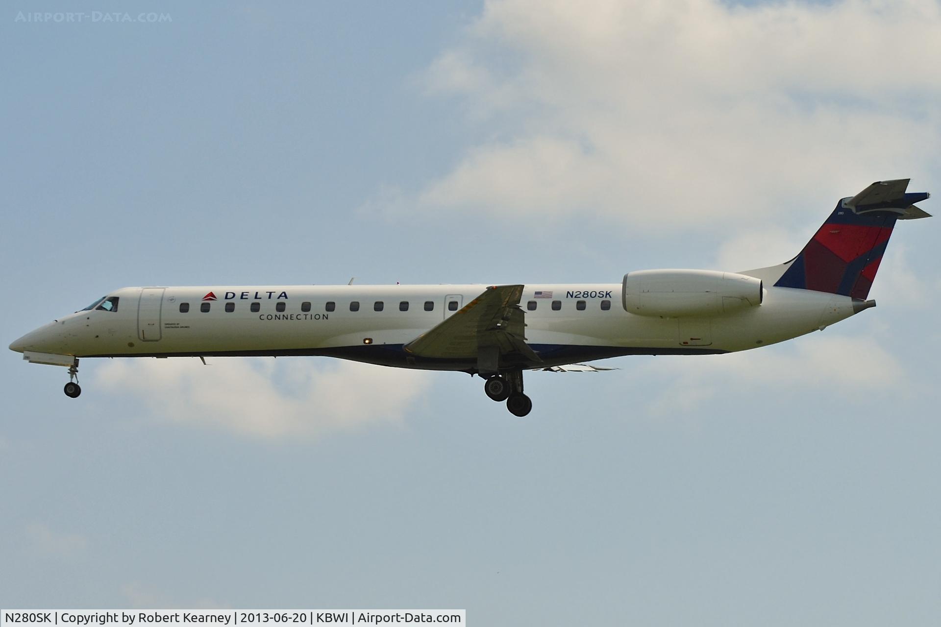 N280SK, 2001 Embraer ERJ-145LR (EMB-145LR) C/N 145381, On short finals for r/w 33L