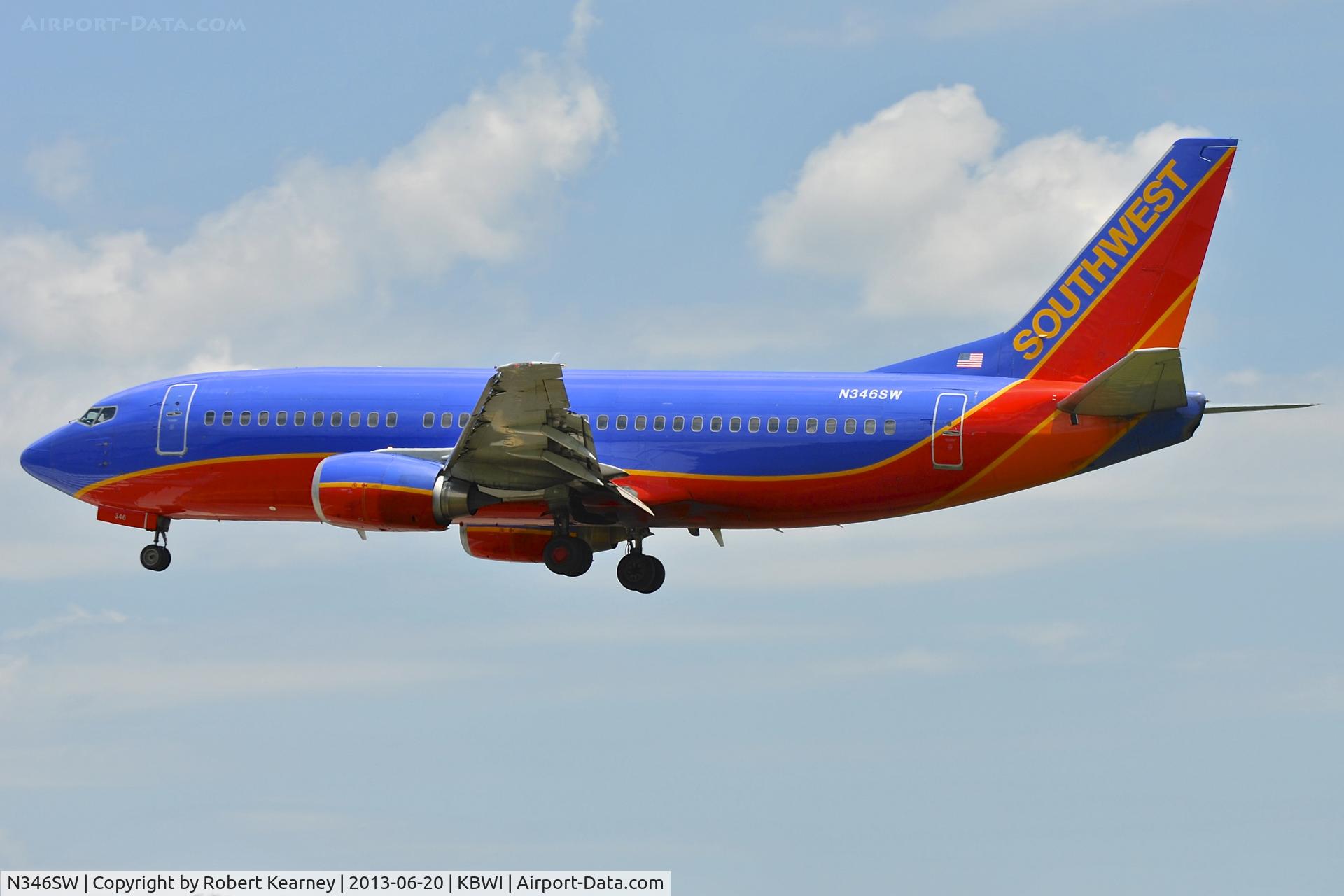N346SW, 1989 Boeing 737-3H4 C/N 24153, On short finals for r/w 33L