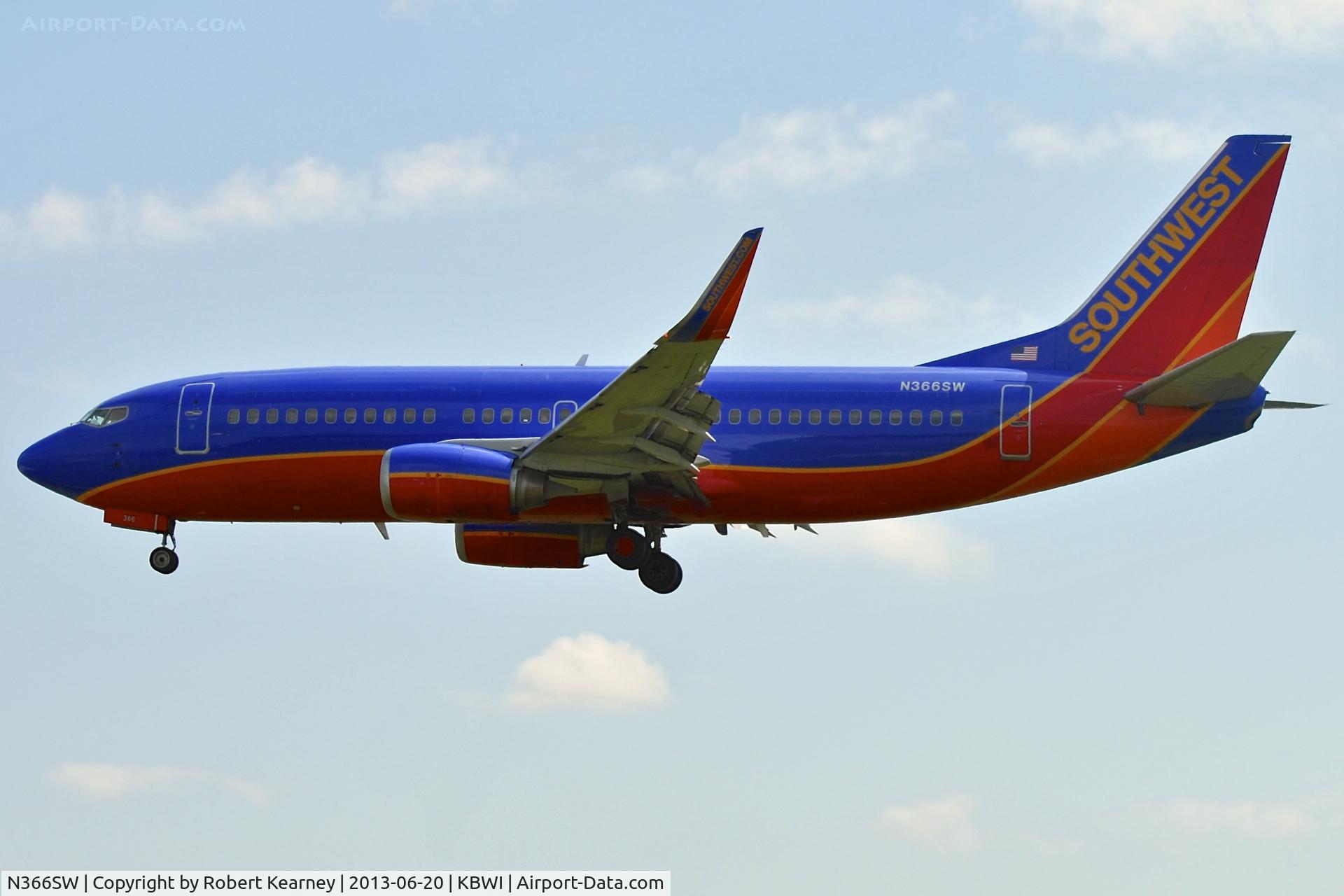 N366SW, 1993 Boeing 737-3H4 C/N 26577, On short finals for r/w 33L