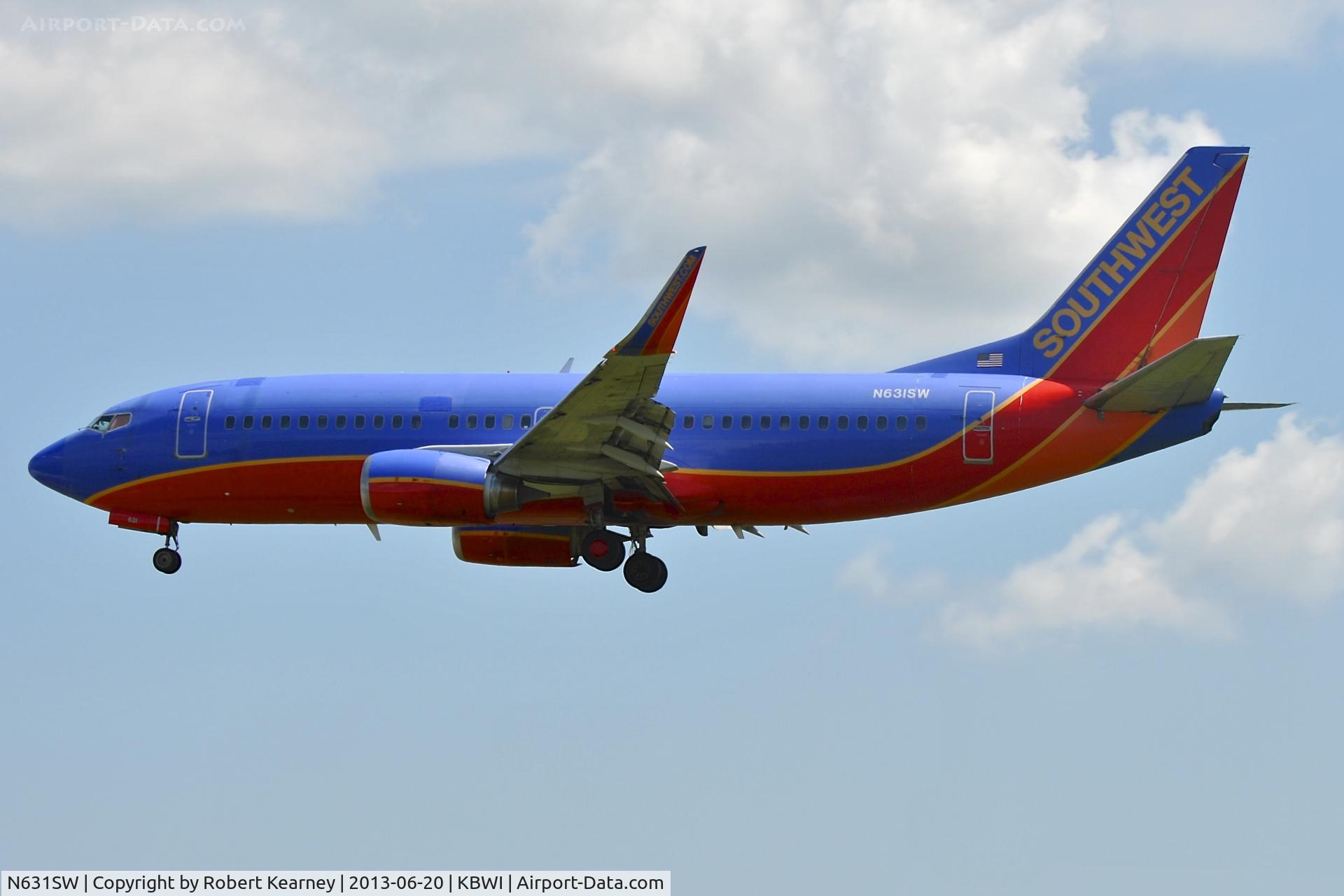 N631SW, 1996 Boeing 737-3H4 C/N 27706, On short finals for r/w 33L