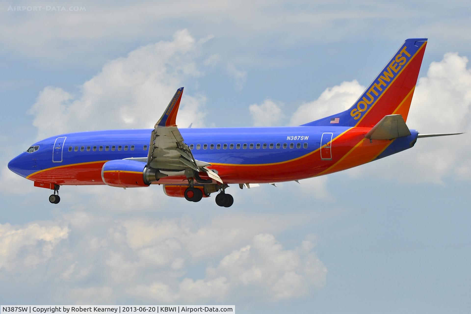 N387SW, 1994 Boeing 737-3H4 C/N 26602, On short finals for r/w 33L