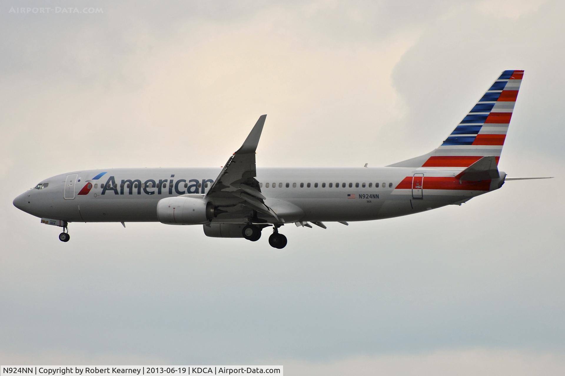 N924NN, 2013 Boeing 737-823 C/N 33486, On short finals for r/w 1