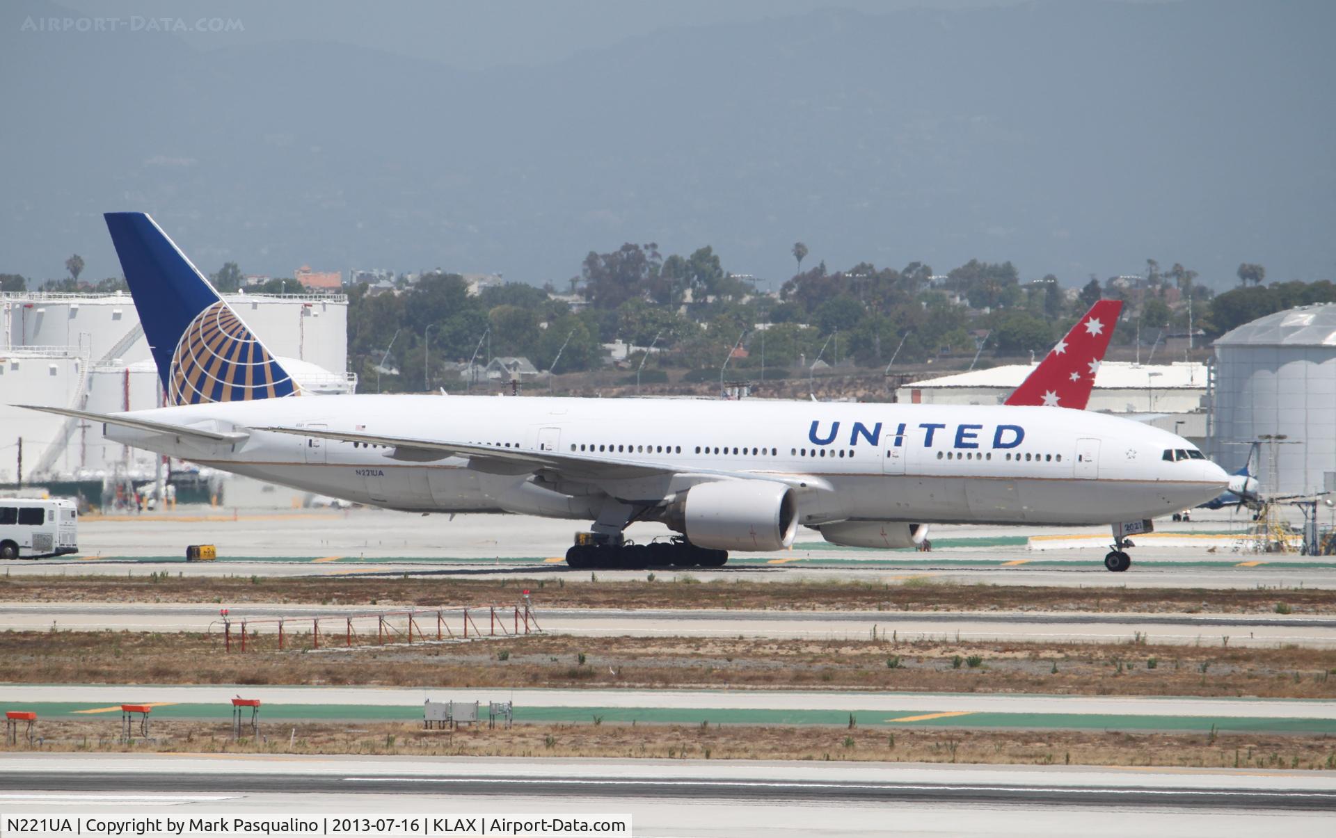 N221UA, 2001 Boeing 777-222 C/N 30552, Boeing 777-200