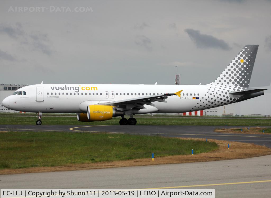 EC-LLJ, 2011 Airbus A320-214 C/N 4661, Taxiing holding point rwy 32R for departure...