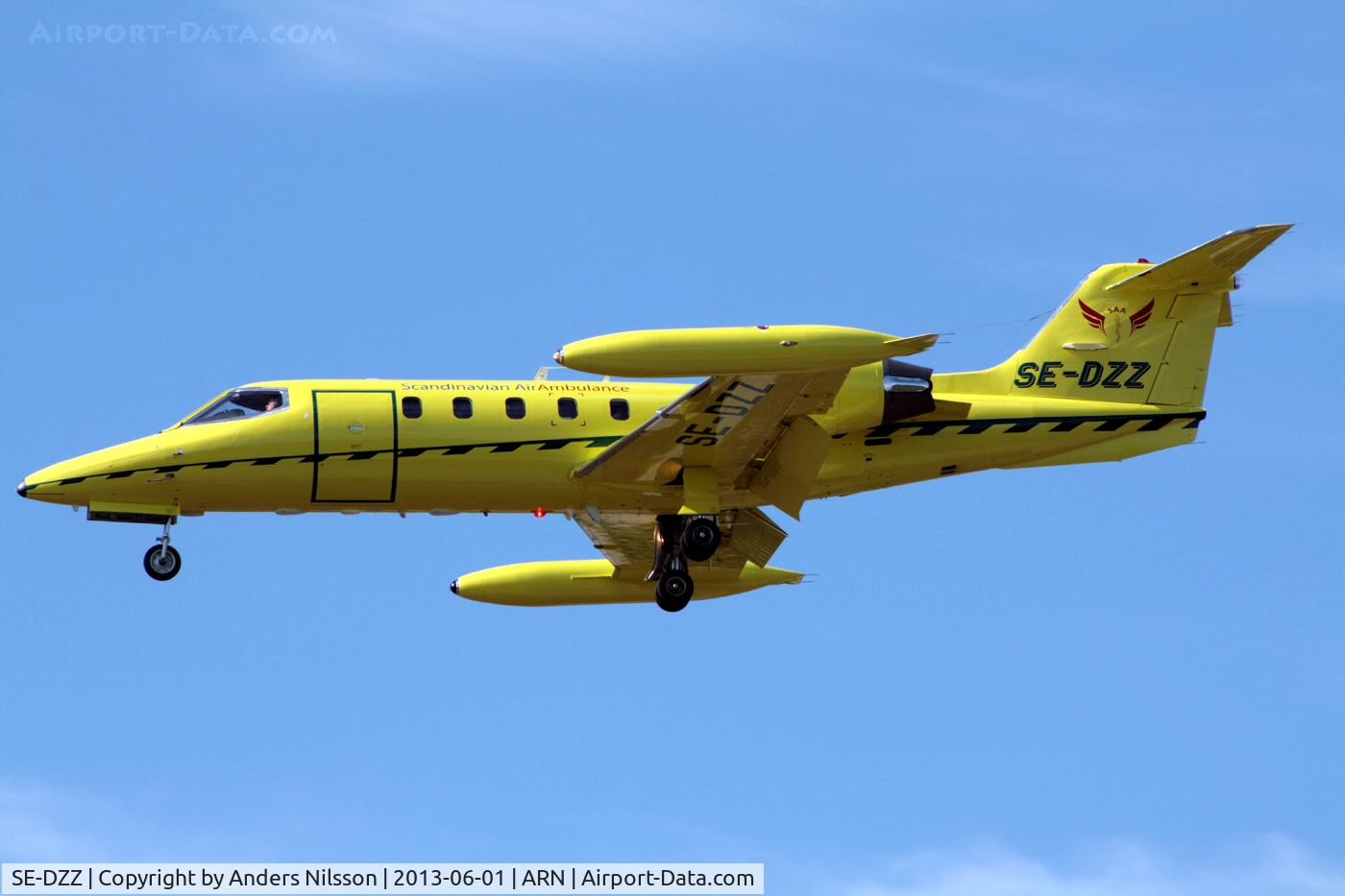 SE-DZZ, 1981 Learjet 35A C/N 415, On final approach for runway 26.A