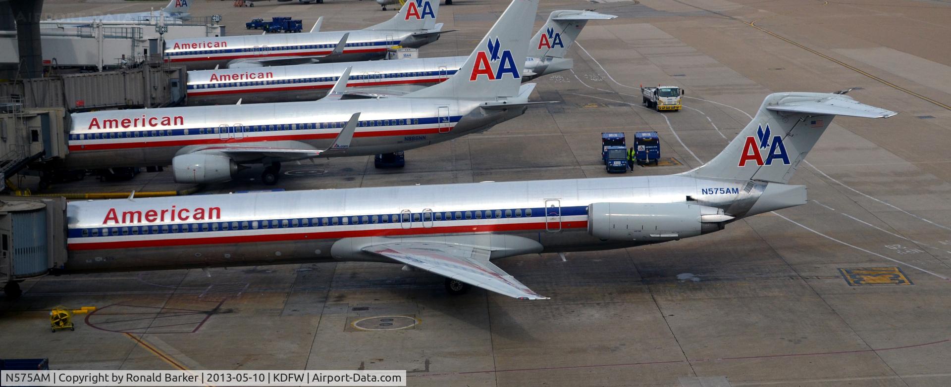 N575AM, 1991 McDonnell Douglas MD-82 (DC-9-82) C/N 53152, Gate 37 DFW