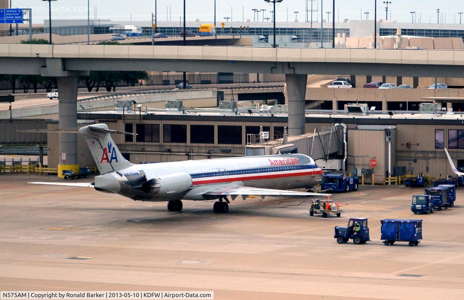 N575AM, 1991 McDonnell Douglas MD-82 (DC-9-82) C/N 53152, Gate 37 DFW