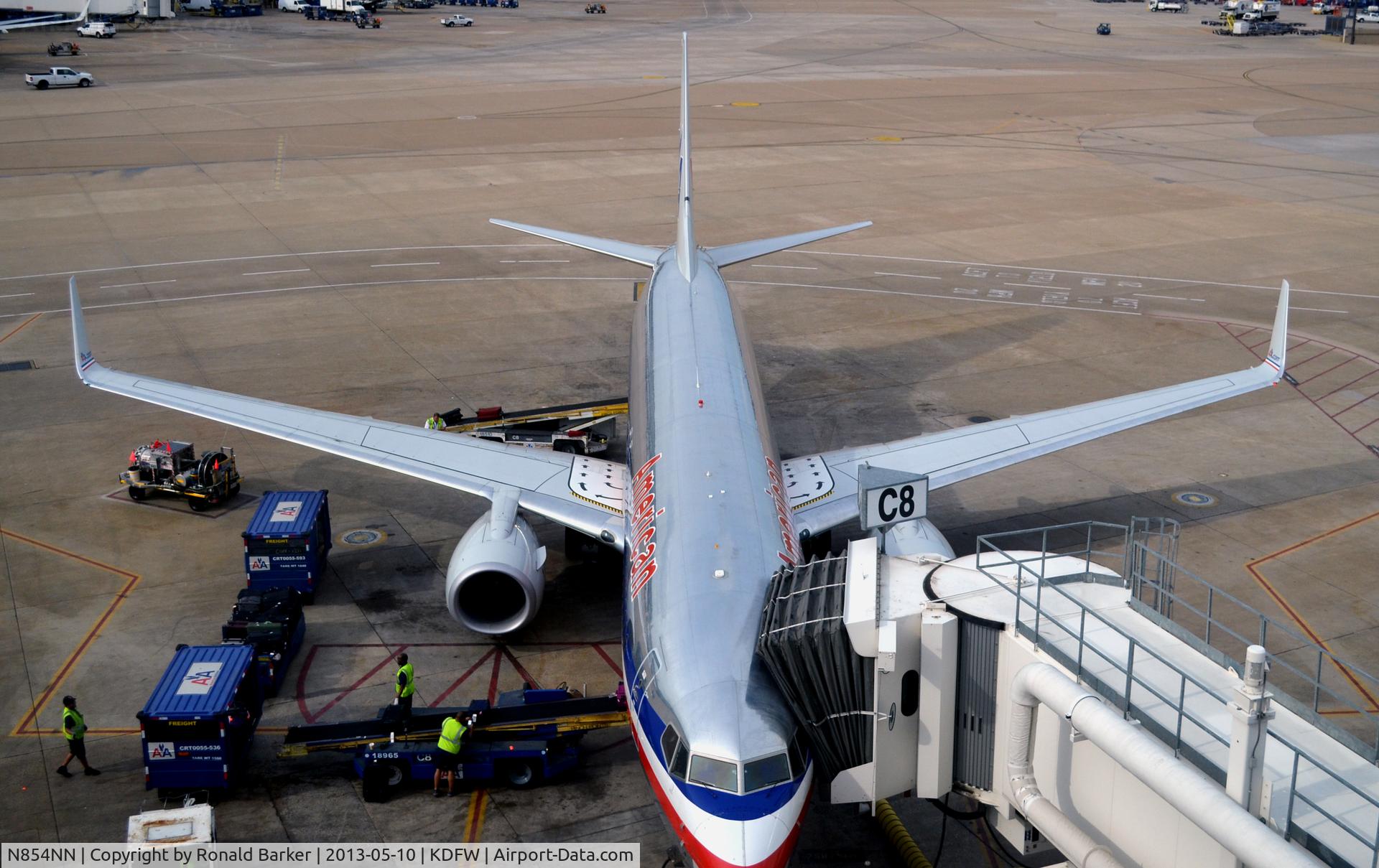 N854NN, 2010 Boeing 737-823 C/N 33214, Gate C8  DFW