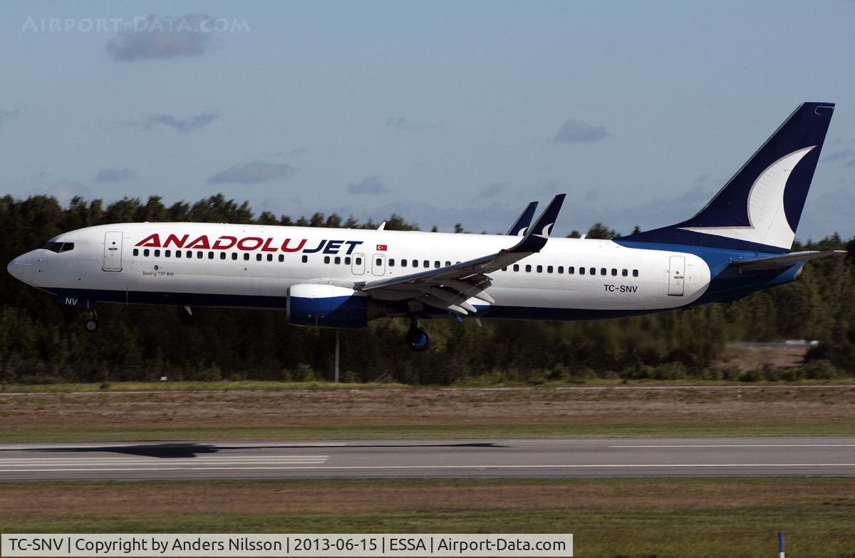 TC-SNV, 1998 Boeing 737-86J C/N 28072, Landing on runway 26.