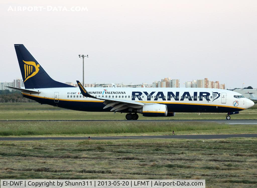 EI-DWF, 2007 Boeing 737-8AS C/N 33619, Landing rwy 13 with additional 'Communitat Valenciana' logojet