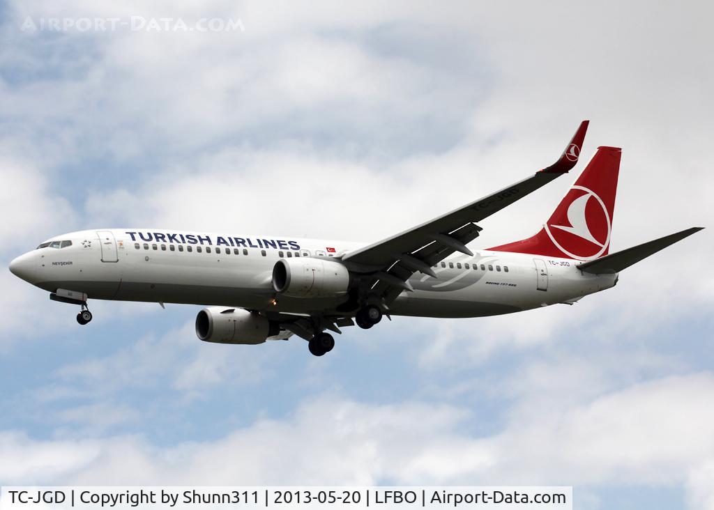 TC-JGD, 2001 Boeing 737-8F2 C/N 29788, Landing rwy 32L