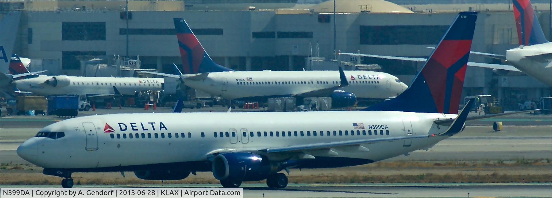 N399DA, 2000 Boeing 737-832 C/N 30379, Delta, seen here waiting for RWY-crossing clearence after landing at Los Angeles Int´l(KLAX)