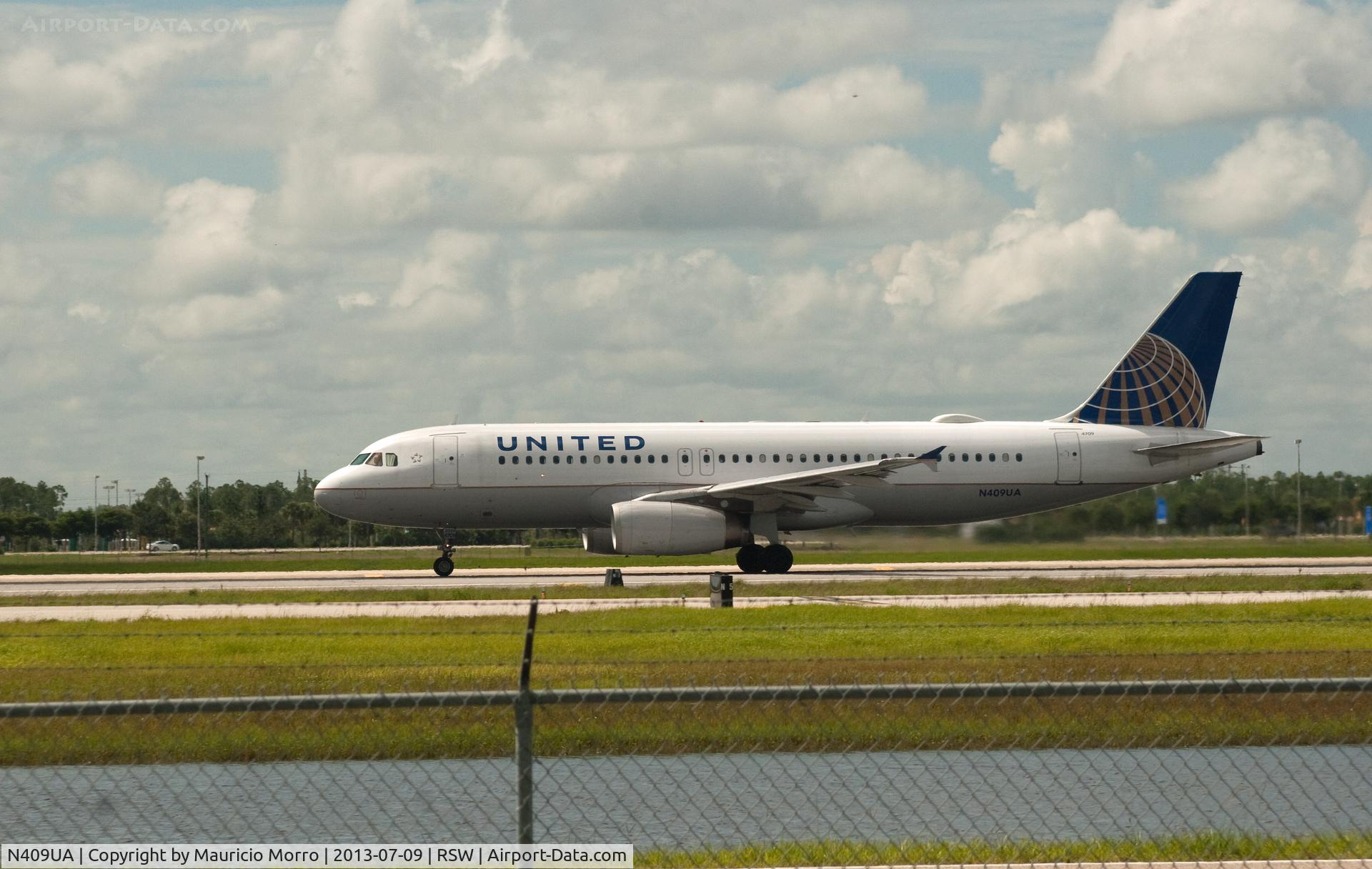 N409UA, 1994 Airbus A320-232 C/N 462, Taking Off RWY 6