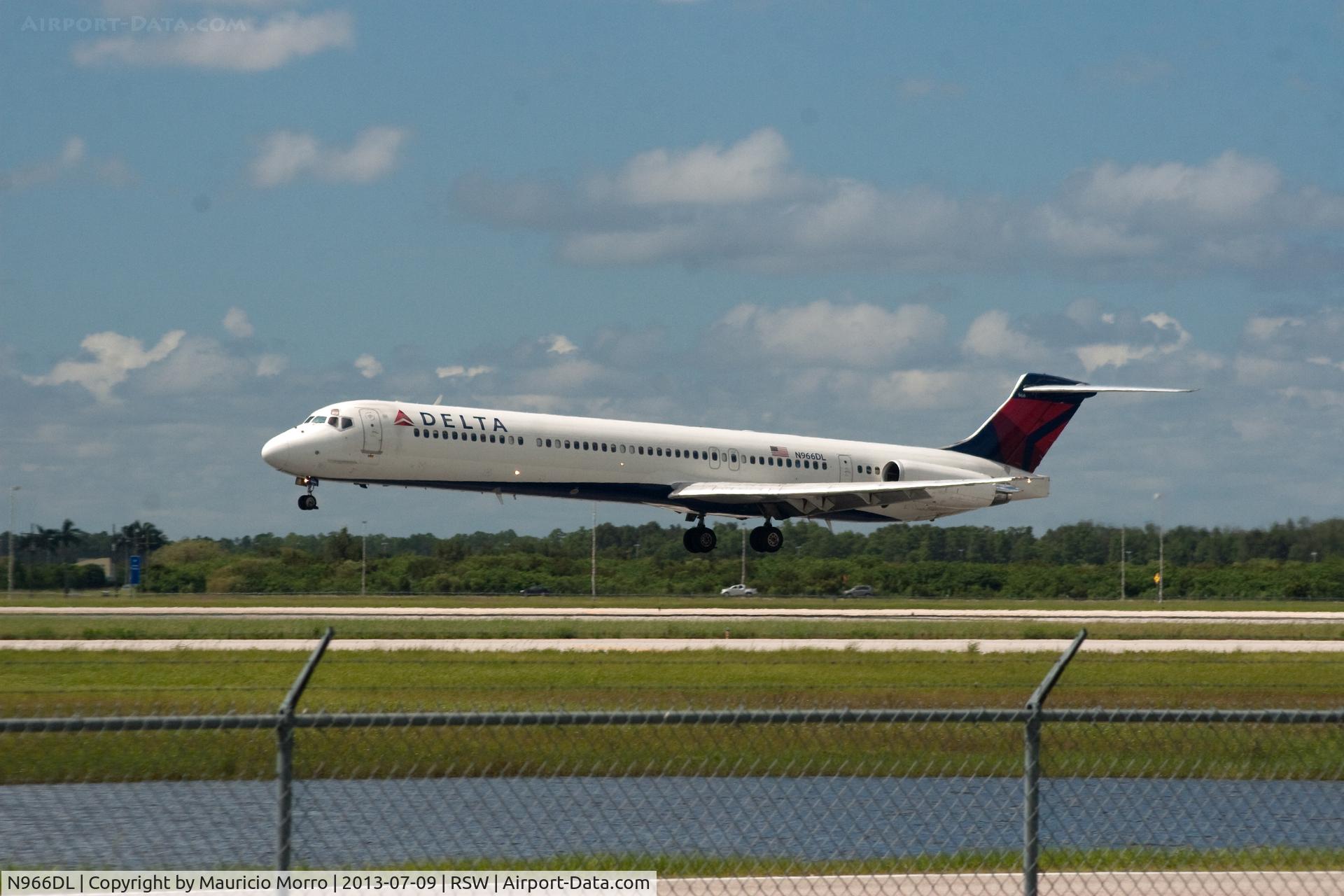 N966DL, 1990 McDonnell Douglas MD-88 C/N 53115, Delta landing at RSW