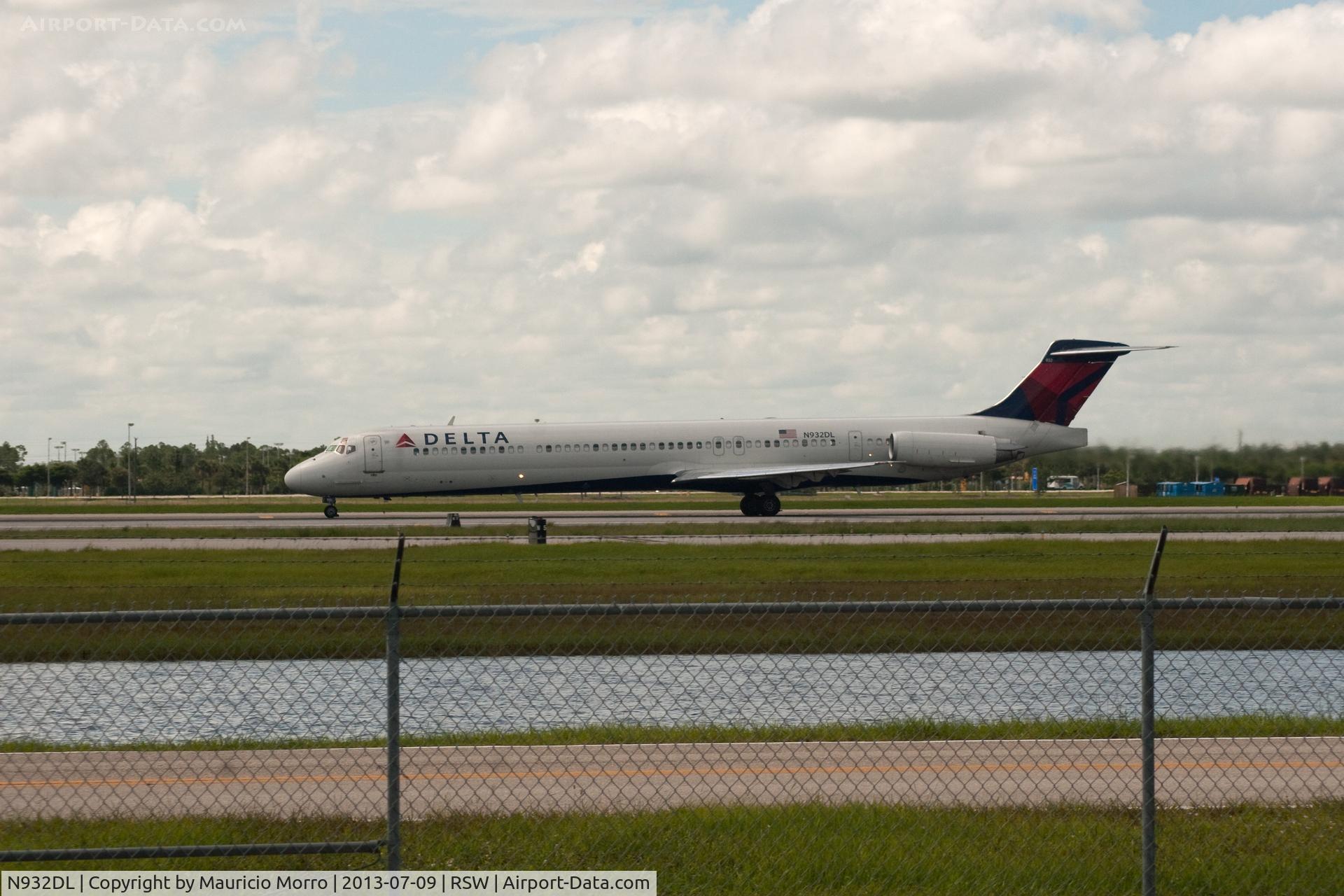 N932DL, 1989 McDonnell Douglas MD-88 C/N 49719, Taxiing at RSW