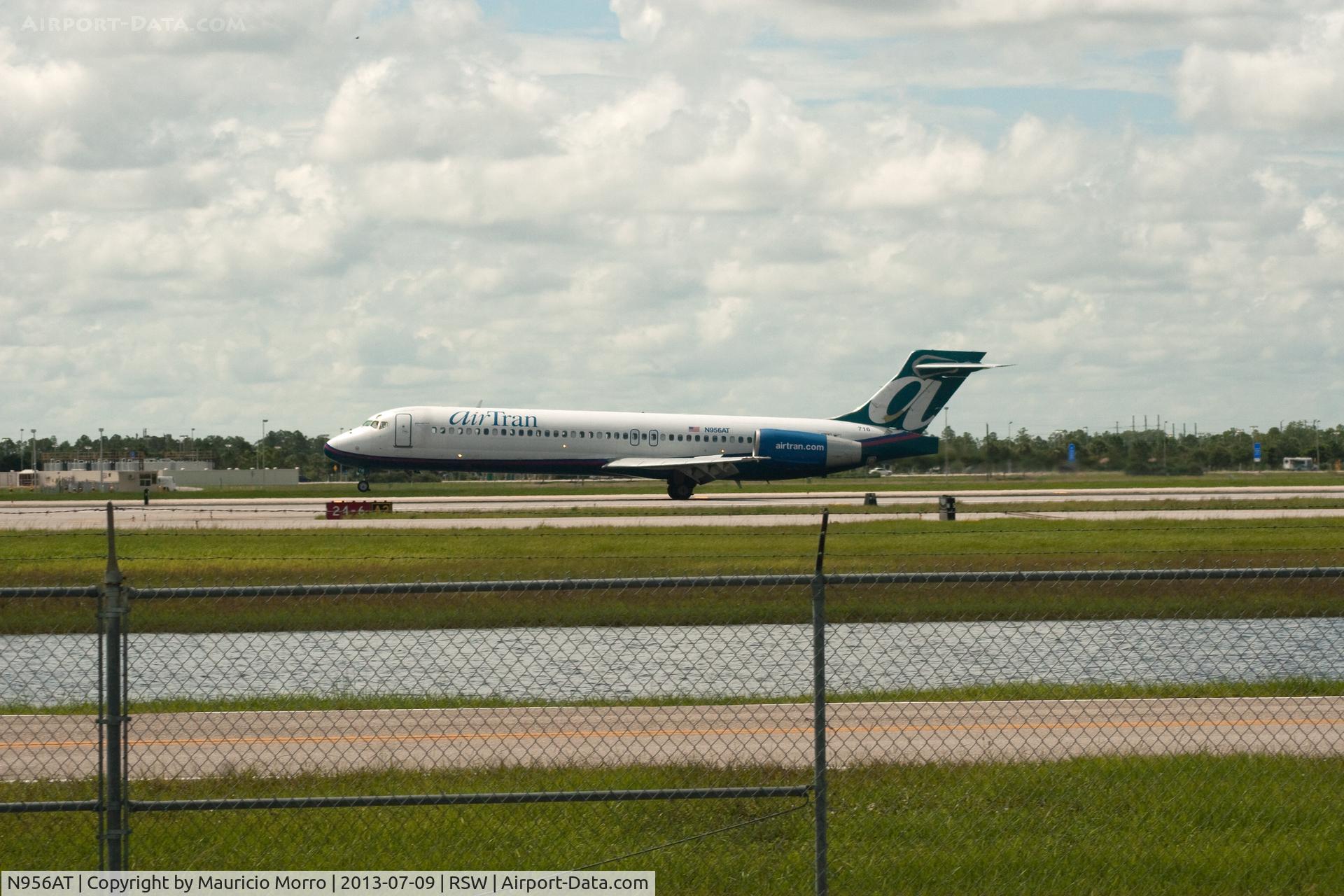 N956AT, 2000 Boeing 717-200 C/N 55018, Landing at RWY 6