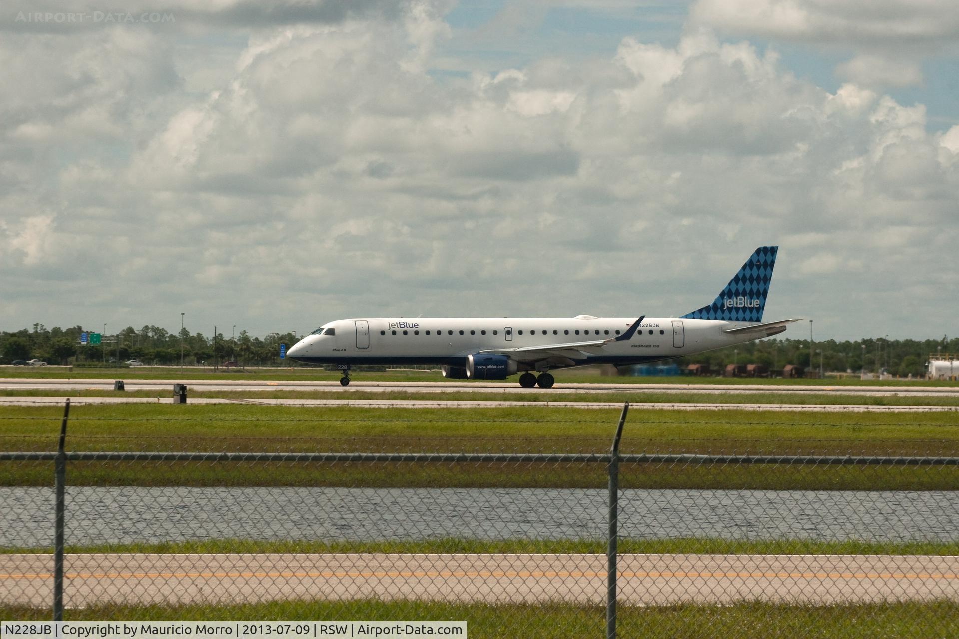 N228JB, 2006 Embraer 190AR (ERJ-190-100IGW) C/N 19000030, Taxiing RWY 6