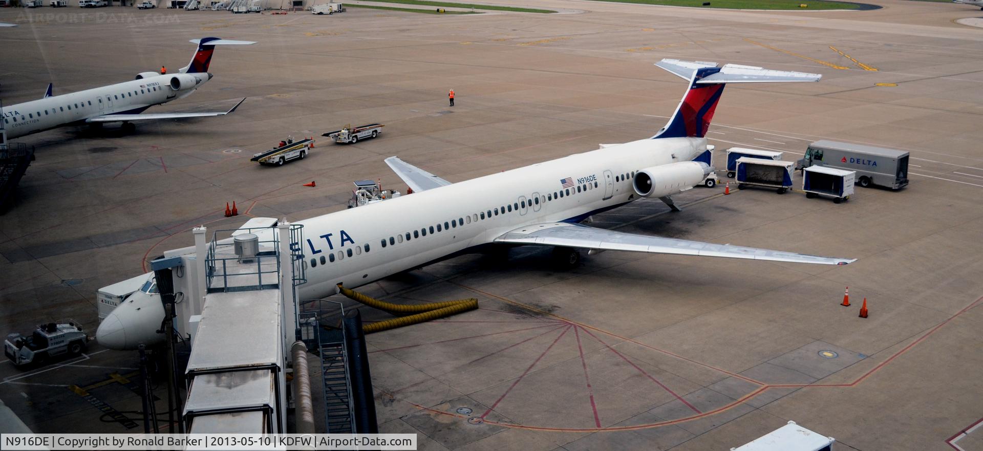 N916DE, 1993 McDonnell Douglas MD-88 C/N 53421, Gate E15  DFW