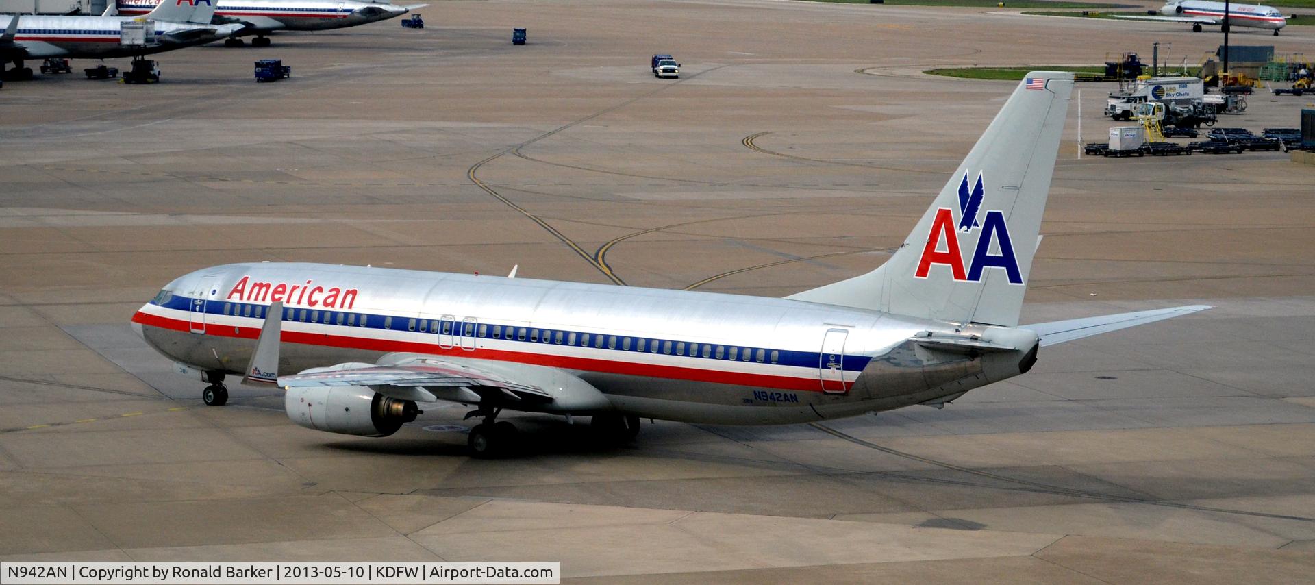 N942AN, 2000 Boeing 737-823 C/N 30084, Taxi DFW