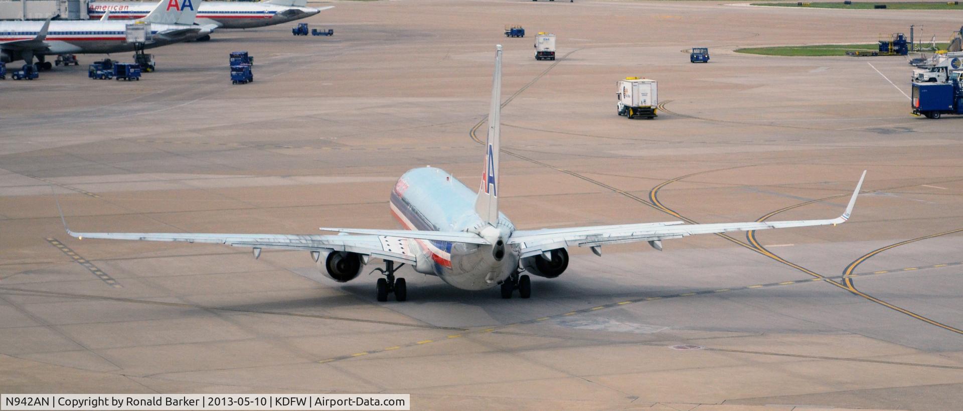 N942AN, 2000 Boeing 737-823 C/N 30084, Taxi DFW