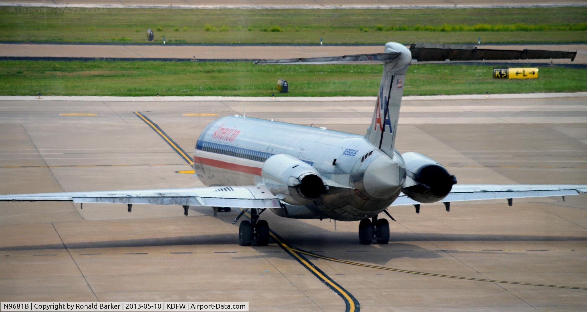 N9681B, 1999 McDonnell Douglas MD-83 (DC-9-83) C/N 53631, Taxi DFW