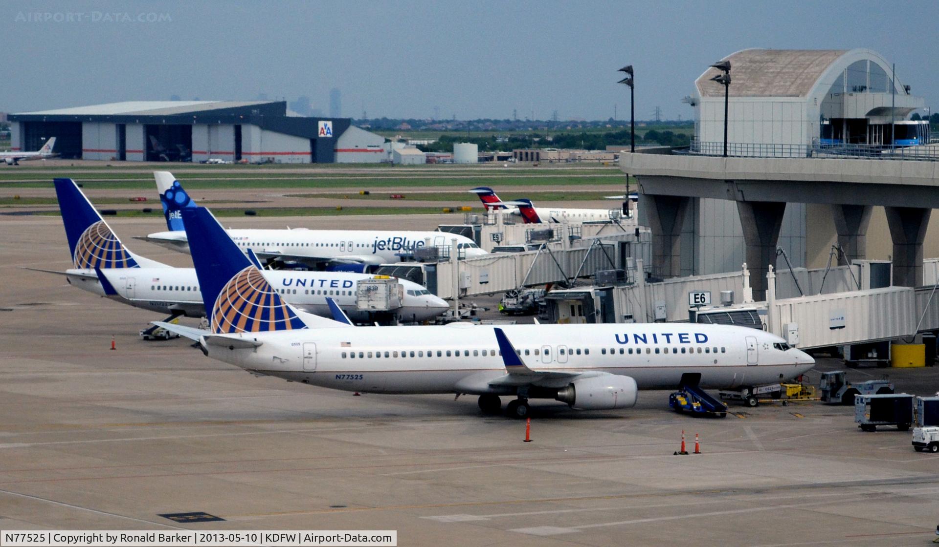 N77525, 2010 Boeing 737-824 C/N 31659, Gate E6  DFW