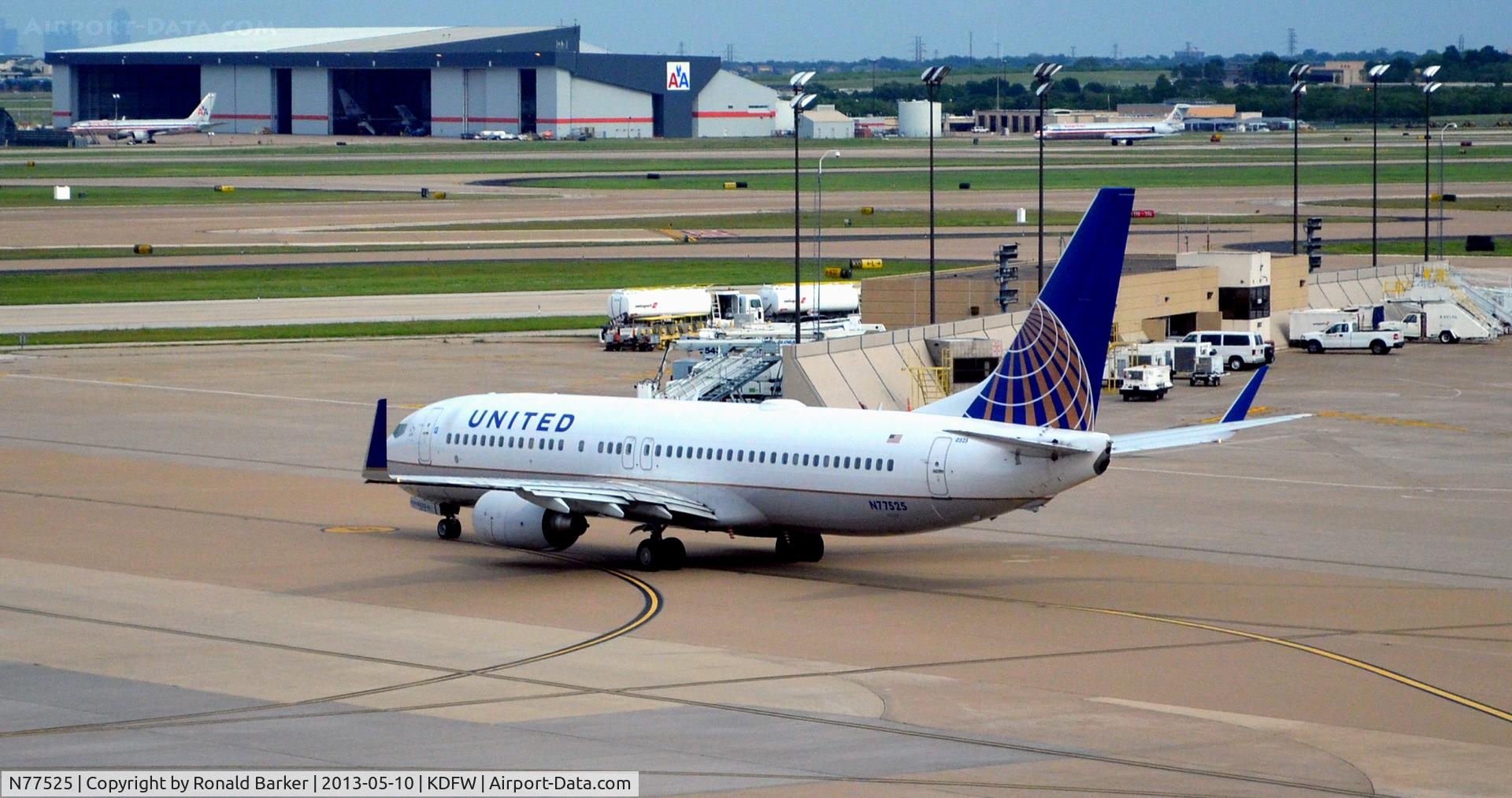 N77525, 2010 Boeing 737-824 C/N 31659, Taxi DFW