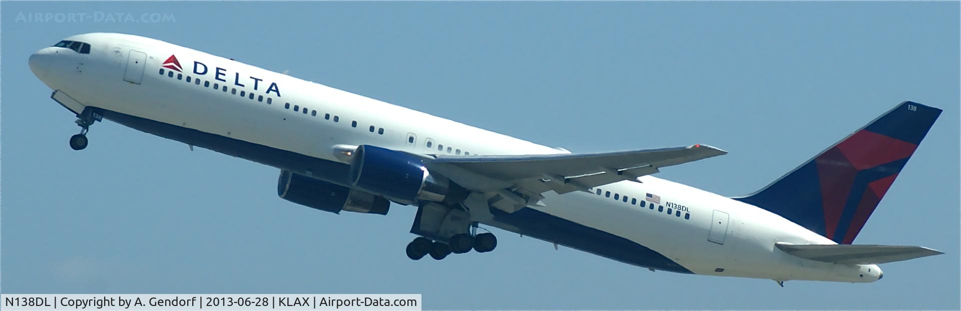 N138DL, 1991 Boeing 767-332 C/N 25409, Delta, is taking off at Los Angeles Int´l(KLAX)