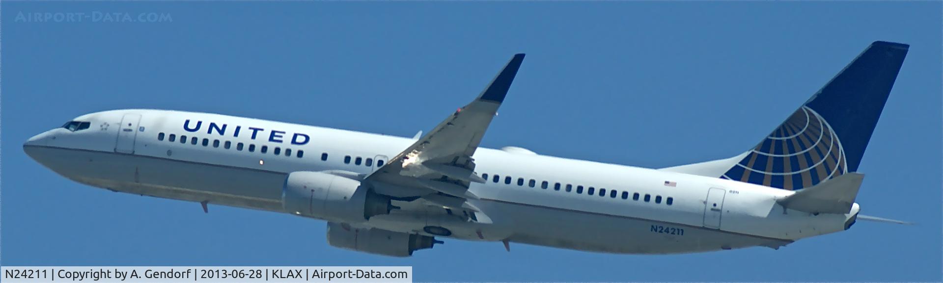 N24211, 1998 Boeing 737-824 C/N 28771, United, seen here after take off RWY 25R at Los Angeles Int´l(KLAX)