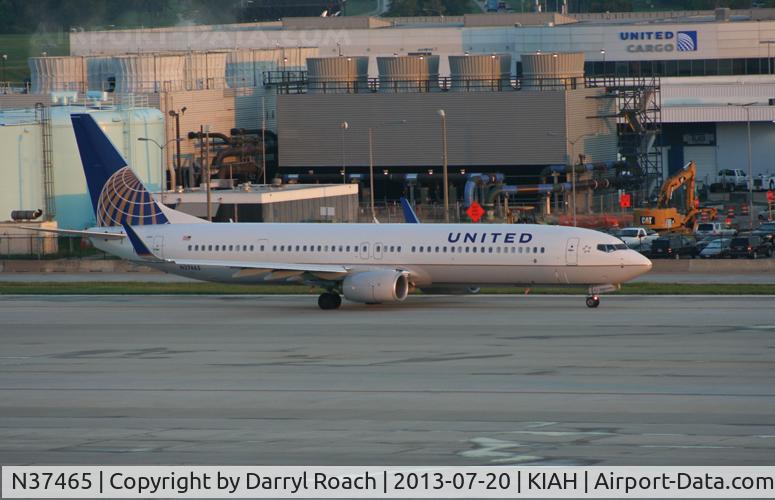 N37465, 2012 Boeing 737-924/ER C/N 36599, UAL B739 leaving for the evening.