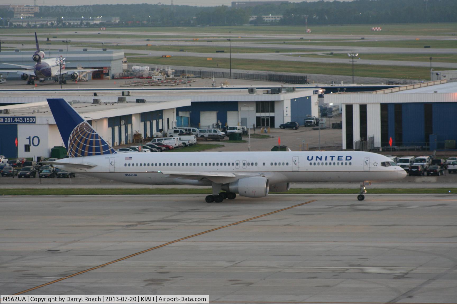 N562UA, 1992 Boeing 757-222 C/N 26664, UAL B752 heads out.