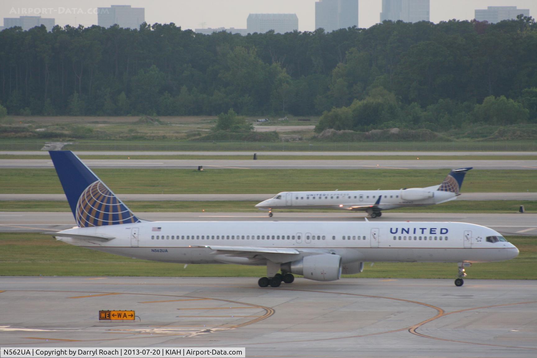 N562UA, 1992 Boeing 757-222 C/N 26664, UAL B752 heads for the dept end of 15L while company E145 departs behind.