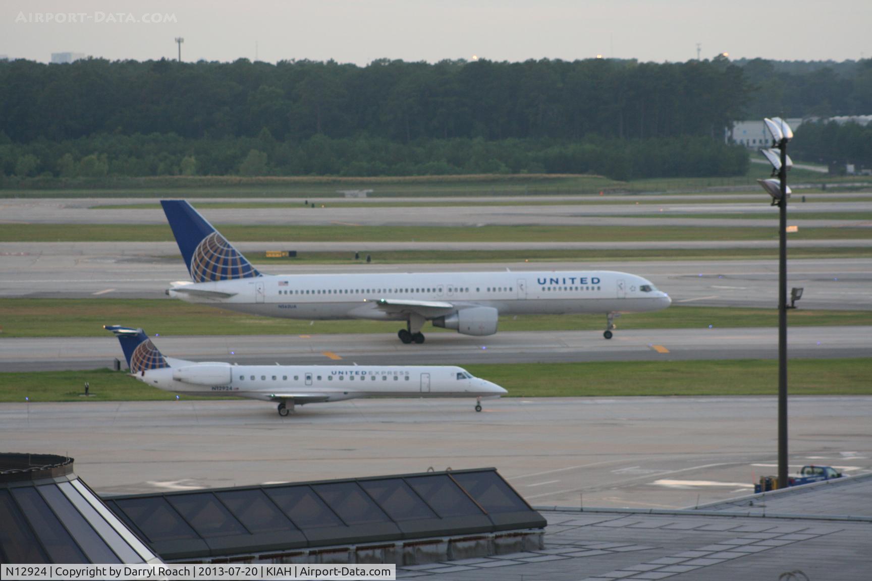 N12924, 2000 Embraer ERJ-145LR (EMB-145LR) C/N 145311, UAL E145 races a company B752 for the runway. Who will win?!?!