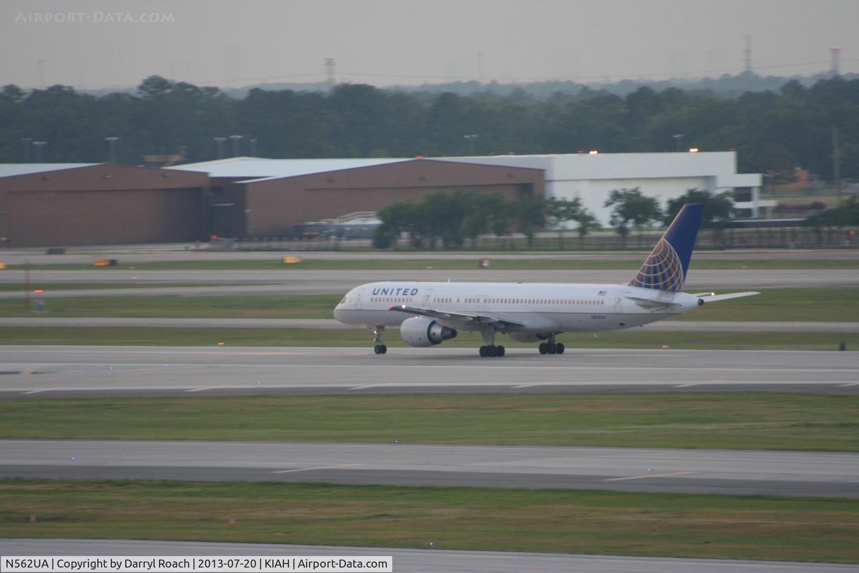 N562UA, 1992 Boeing 757-222 C/N 26664, UAL B752 rotates off 15L.