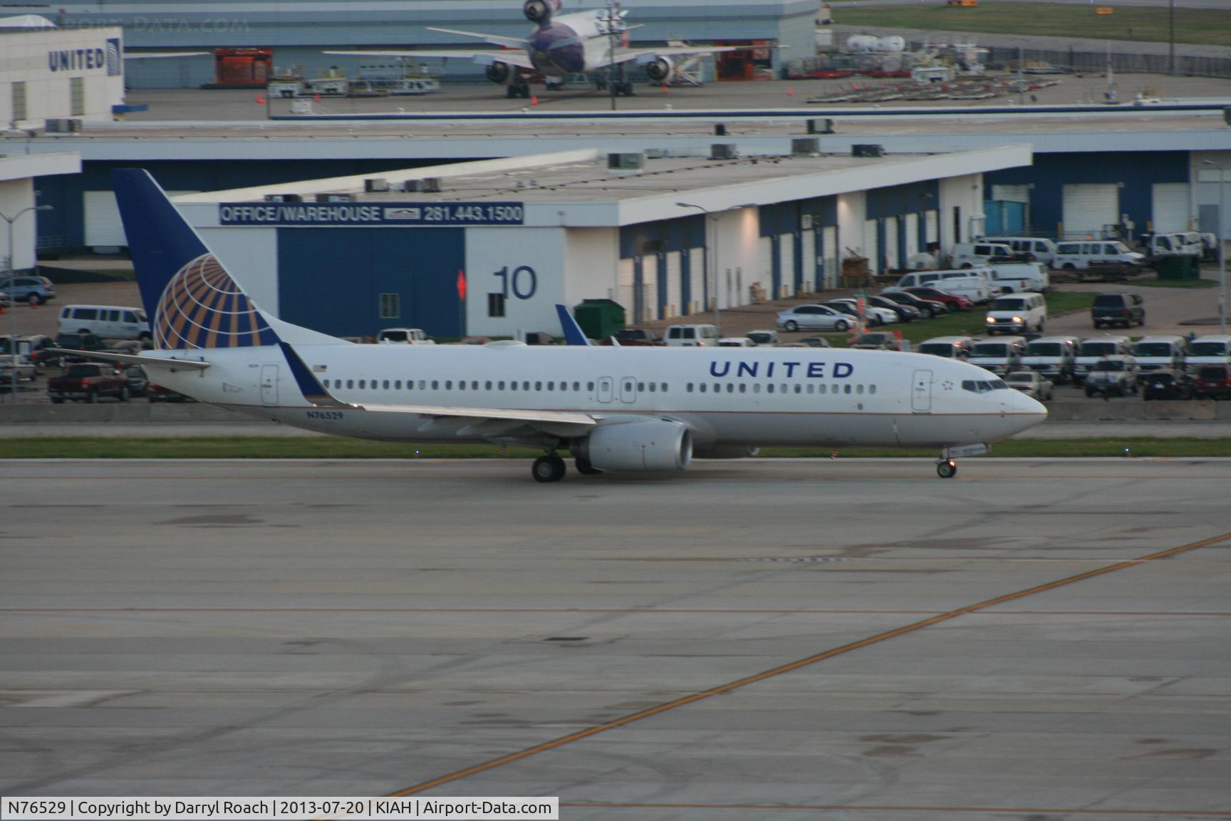 N76529, 2010 Boeing 737-824 C/N 31652, UAL B738 heads out for the evening.