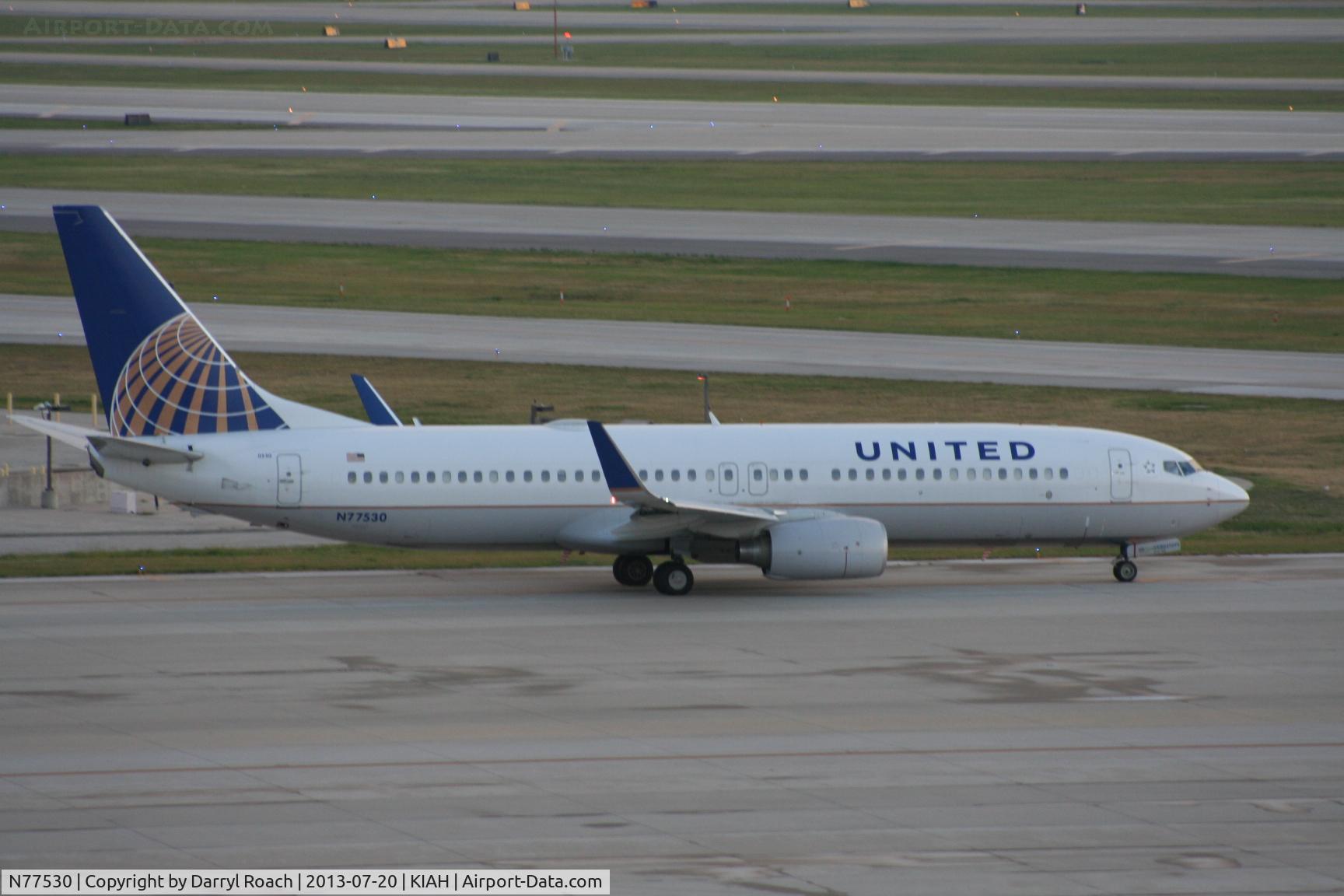 N77530, 2011 Boeing 737-824 C/N 39998, UAL B738 heading to 15L.
