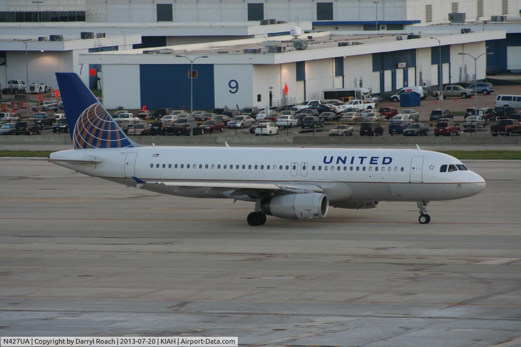N427UA, 1995 Airbus A320-232 C/N 512, UAL A320 heads out.